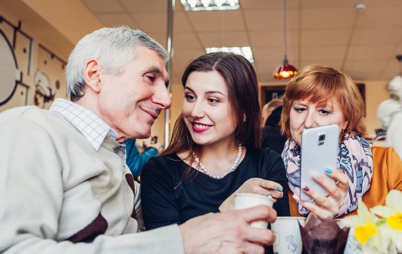 5 accesorii extrem de utile pe care să le faci cadou părinților tăi împreună cu un smartphone