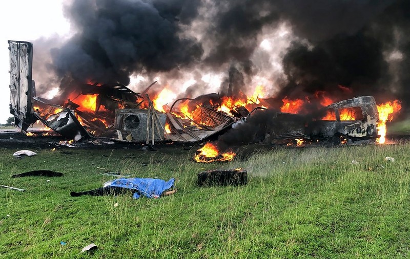 Un șofer de TIR a dispărut cu cabina și e de negăsit, după un accident cu 26 de morți în care remorca lui și un microbuz au luat foc, în Mexic