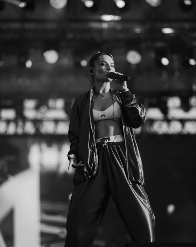 Minelli, una dintre cele mai influente artiste din Europa de Est: „Totul se rezolvă, trebuie doar să fii dispus să vorbești și să asculți în momentele-cheie” 