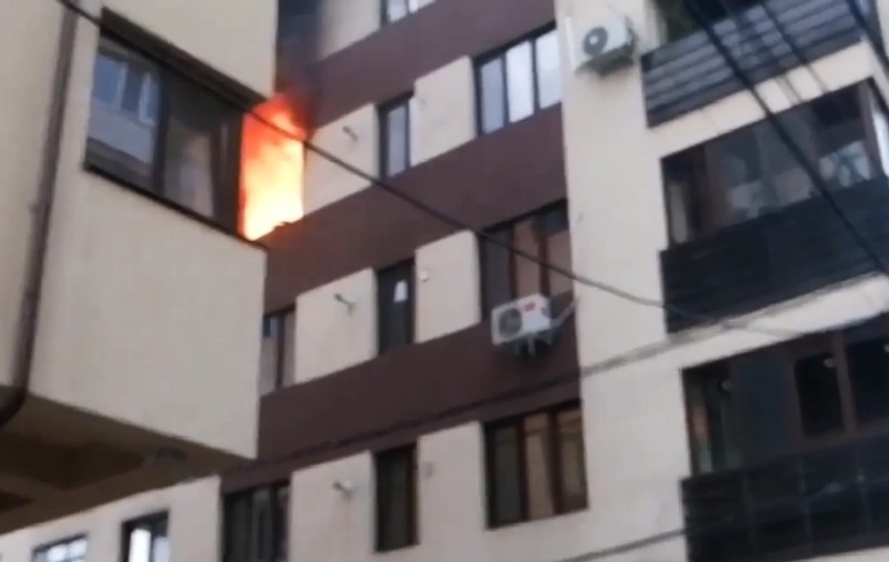 Un incendiu violent a cuprins două apartamente dintr-un bloc din Sectorul 3