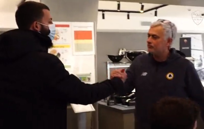 Jose Mourinho a invitat la masă un fan care l-a așteptat pe antrenor o săptămână să-i ureze „La mulți ani”