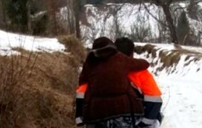 UPDATE. Bolnavă cărată în spate de ambulanţier, într-un cătun din Alba. Acesta trebuie să dea explicații