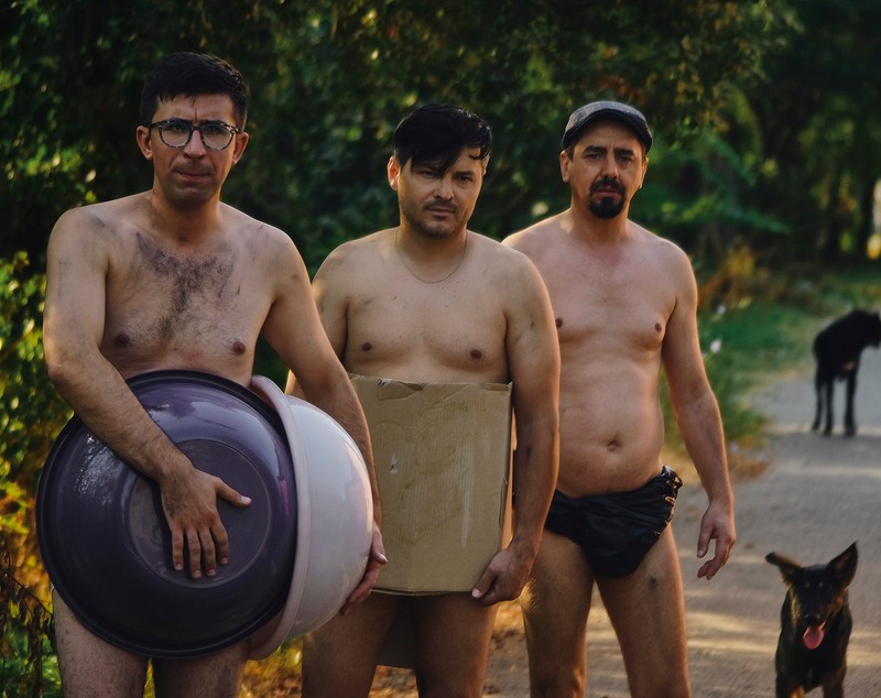 Imagini cu Liviu Vârciu, Răzvan Fodor, Cosmin Natanticu şi Ştefan Pavel, desculţi şi dezbrăcaţi, în serialul „Bravo, tată!”