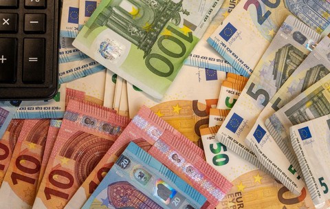 O femeie a câștigat 31.000 de euro fără să facă nimic, iar după 4 ani trebuie să dea banii înapoi: „Mă simt vinovată”