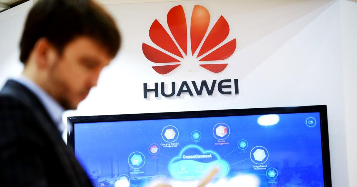 Huawei estimează că o depășească Samsung și o să ajungă în acest cel cel mai mare producător de telefoane. Bărbat cu un smartphone în mână și logo-ul Huawei în spate