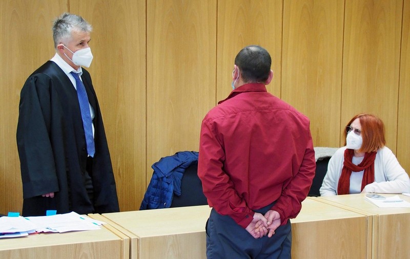Un român a izbucnit în plâns când i-au fost scoase cătușele de la glezne, în sala de judecată din Germania. Stătea nevinovat în închisoare de peste trei luni