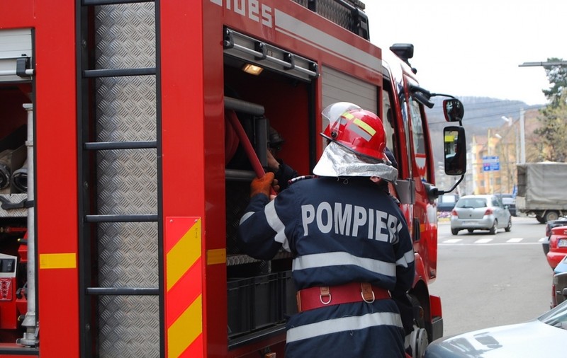 Incendiu într-un bloc din Reşiţa. Zeci de oameni au fost evacuaţi