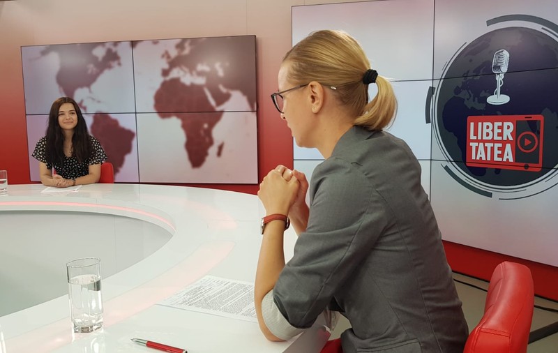 Rezolvarea subiectelor la Limba Română la BAC, făcută în direct în studioul Libertatea de o profesoară