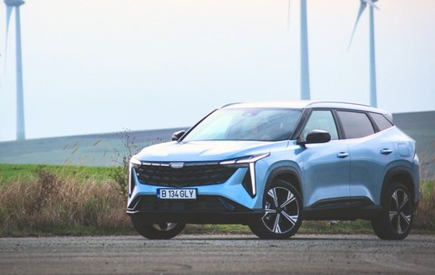 masina suv in camp