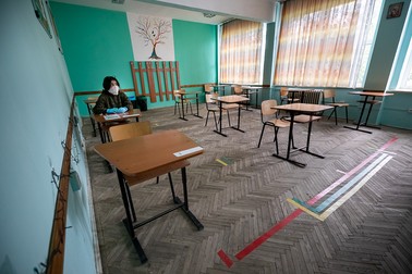Cum sunt așezate băncile în sala 41, unde învață Oana