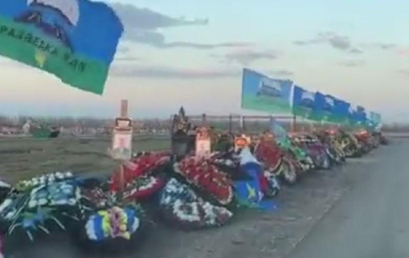 VIDEO| Alee specială în cimitir pentru parașutiștii ruși din Mihailovsk morți în Ucraina: „Băieți tineri, martiri!”
