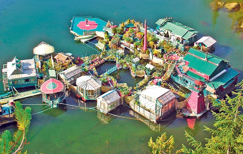 Trăiesc într-o fortăreaţă pe apă! Un cuplu din Canada și-a construit o locuință plutitoare, în mijlocul golfului