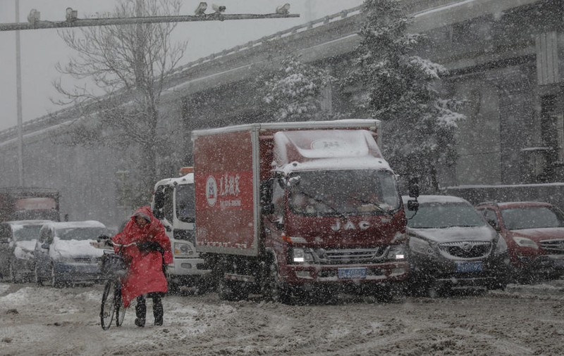 China se confruntă cu un val de frig. O ninsoare abundentă a acoperit Beijingul