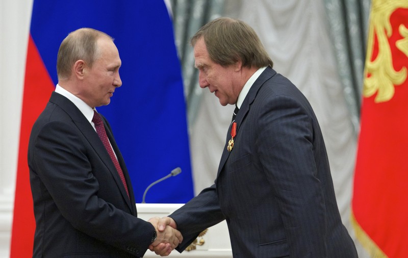 „Om de paie pentru Putin”: Zeci de milioane de euro, rulate prin conturile unui violoncelist rus, la GazpromBank Elveția