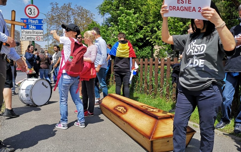 Călin Popescu Tăriceanu, huiduit la Brașov. Protest cu sicriu și cruce. „Tăriceanu pentru noi este Dragnea 2” / VIDEO