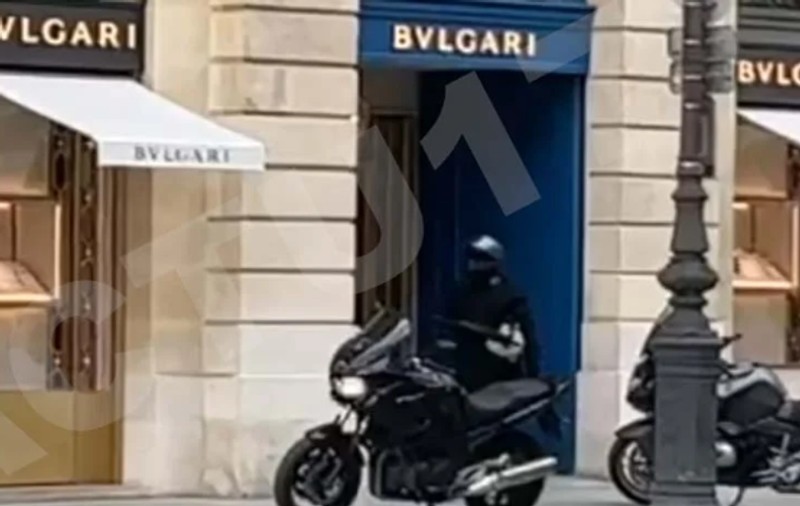 Magazin de bijuterii de lux din Paris, jefuit de persoane înarmate care au fugit pe motociclete. La cât este estimată paguba