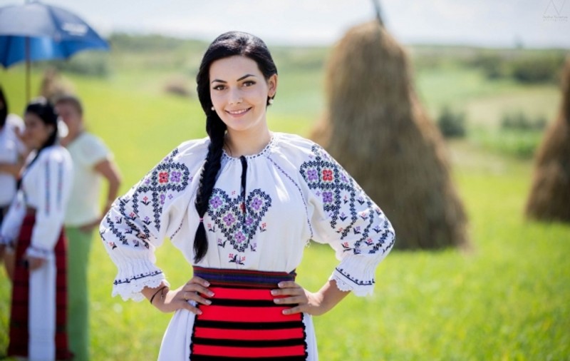 Artista de muzică populară Roberta Opre, bătută crunt de cinci luptători MMA. Un polițist a intervenit în scandal