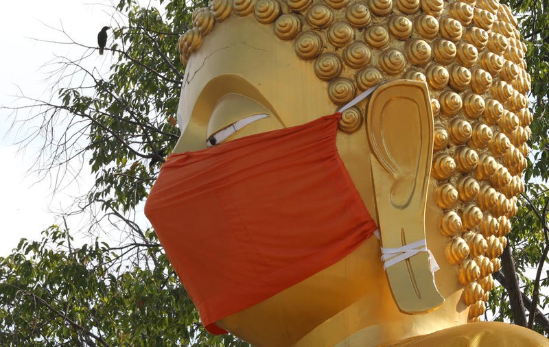 Statuile lui Buddha din Bangkok sunt acoperite cu măști de protecție, ”pentru a da un exemplu”
