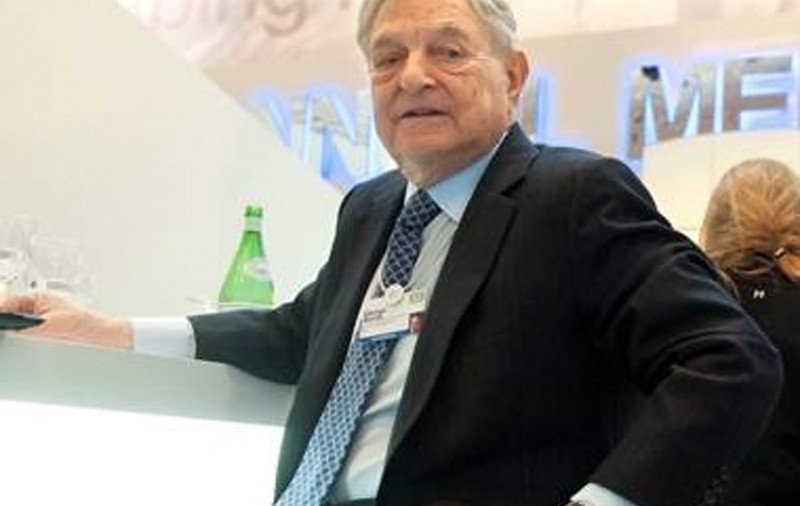 Miliardarul George Soros s-a logodit de ziua lui, la 82 de ani. Vezi ce iubită tânără și-a tras!