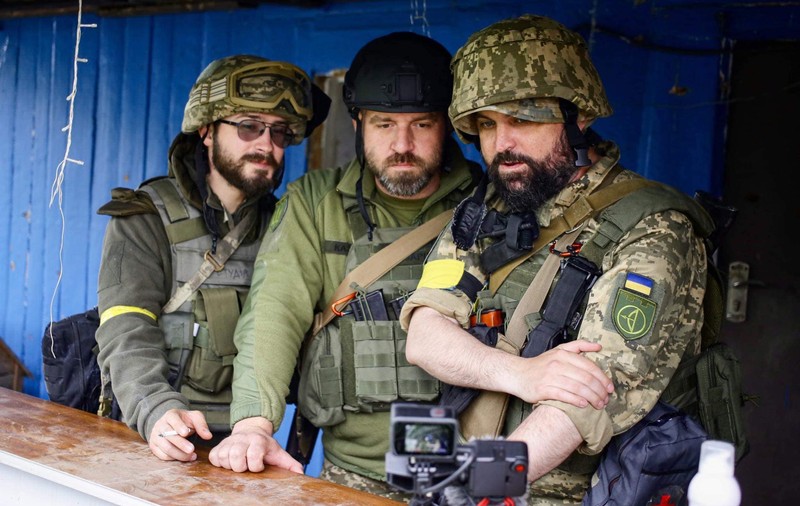 Un jurnalist ucrainean care luptă în tranșee desființează propaganda de la Kiev, care prevede o victorie rapidă în fața Moscovei: „Vânzători de povești ieftine”