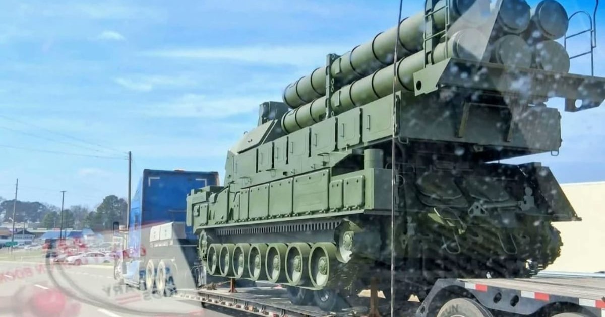 Un sistem antiaerian rusesc, transportat cu un camion pe o autostradă din SUA