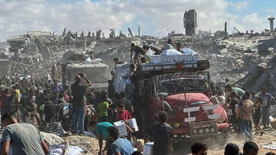 Palestinienii au înconjurat camioanele de ajutor umanitar, care au intrat în cele din urmă în Gazaa Foto: Profimedia