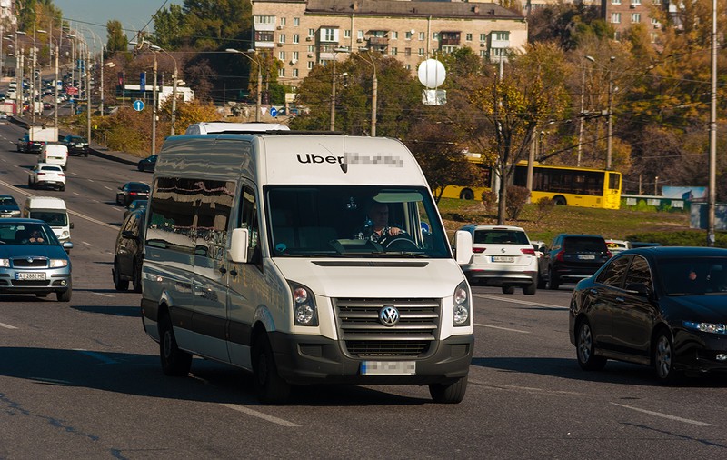 Uber cu microbuzul. Parlamentul a adoptat o lege care permite activitatea de ridesharing cu autovehicule de 9 locuri