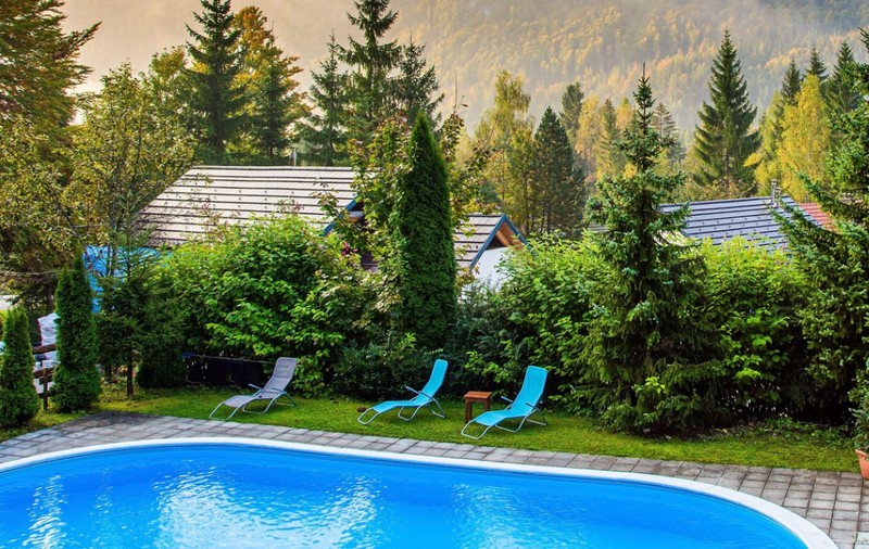 Românii aleg vacanțele la munte în sezonul cald, dar cu confort. Hotelurile cu piscină sunt tot mai căutate în stațiunile montane