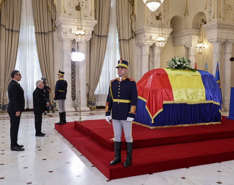 Funeralii de stat pentru Ion Iliescu. Ultimele omagii aduse în fața sicriului fostului președinte, în Sala Unirii, la Palatul Cotroceni