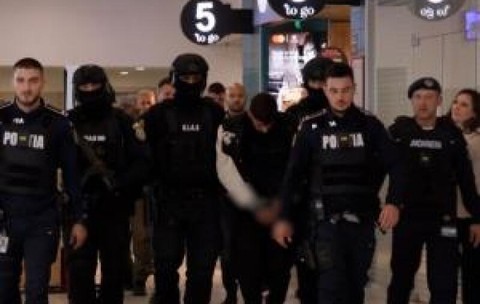 Momentul în care criminalul Valentinei e adus în țară și escortat de mascați pe Otopeni. Va fi dus în Vâlcea