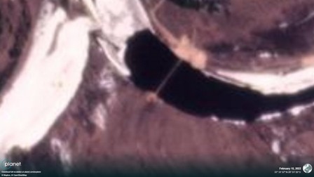 Imaginea din satelit publicată de site-ul militar, în care se poate observa podul de pontoane. Foto: mil.in.ua
