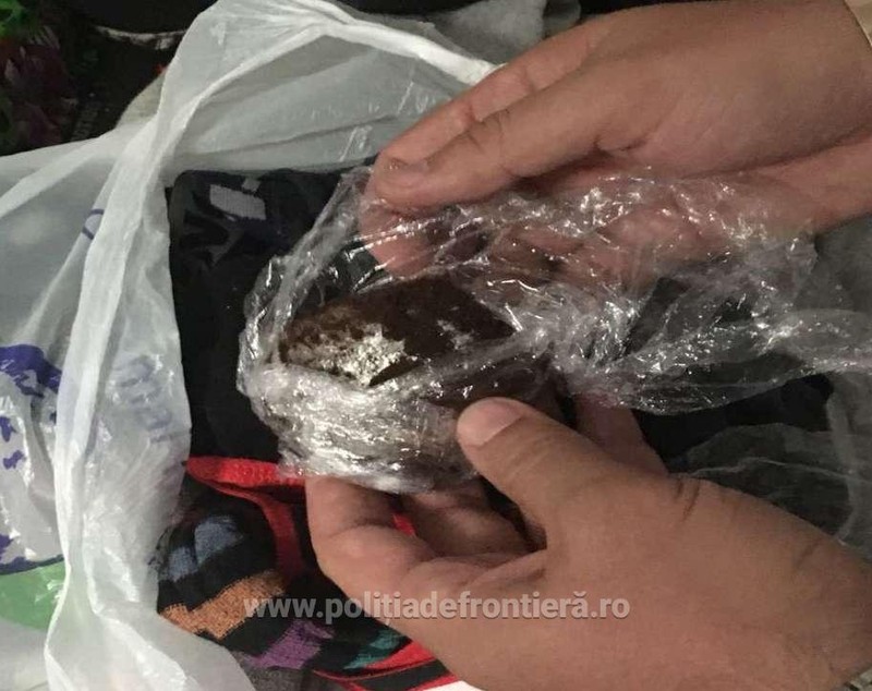 Un italian a fost prins cu droguri în Aeroportul Otopeni. Bărbatul a prezentat un buletin fals / FOTO&VIDEO