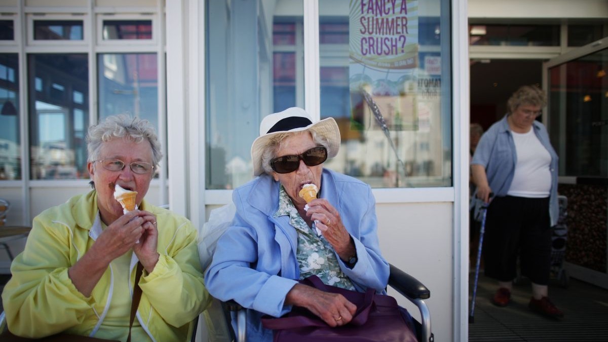 Fenomenul „SKI” ia amploare în Marea Britanie și SUA. Tot mai mulți pensionari aleg să își cheltuiască economiile pe vacanțe și confort, lăsând moștenirea copiilor pe plan secund.