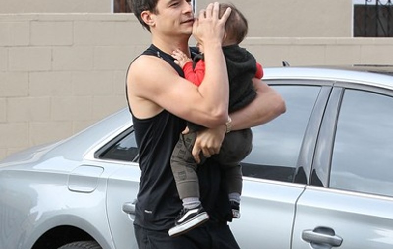 Orlando Bloom, un tată model! Uite ce băiețel drăgălaș are! | FOTO