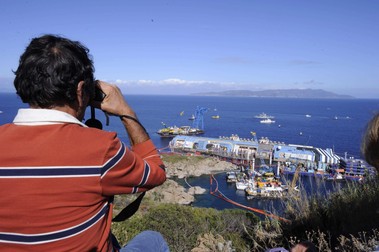 În 2014, epava navei Costa Concordia devenise o atracție în zonă. Pachebotul a fost între timp îndepărtat din zonă | Foto: Profimedia
