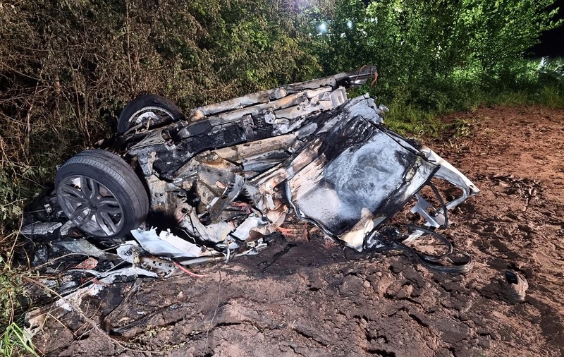 BMW X3 imposibil de recunoscut după ce s-a rupt în două și a luat foc. Un tată și fiul lui de 12 ani au murit în accidentul din Germania