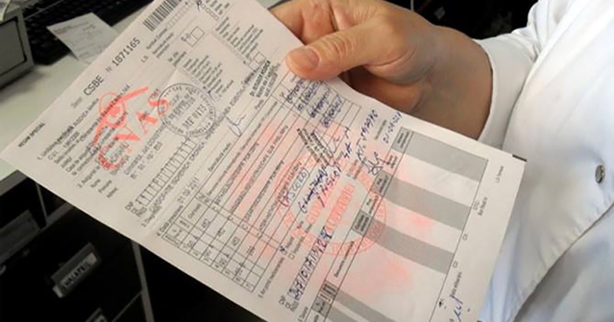 O mana care tine un bilet de trimitere de la medic. Bilete de trimitere pentru preventia cancerului. Furnizori in contract cu CNAS. Foto: Casa de Asigurăride Sănătate Vâlcea