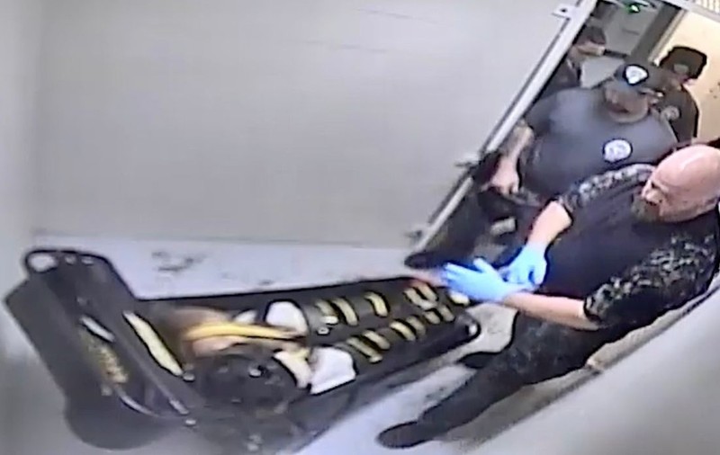 Serviciul de imigrări din SUA leagă suspecții „ca pe cadavre” în costume cu cătușe la mâini și picioare: „Nici animalele nu sunt legate așa”