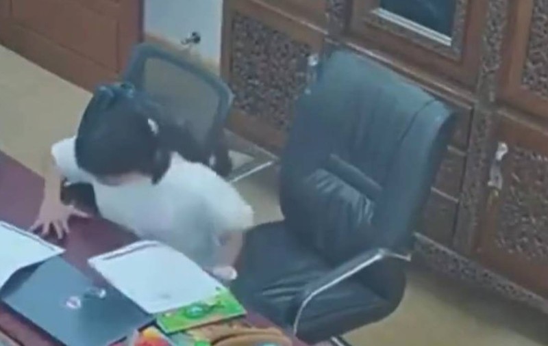 O femeie s-a ascuns sub birou în timpul cutremurului de 6.1 din Turcia. 5 secunde ar fi costat-o viața | VIDEO