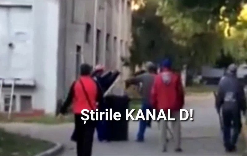 Câini maltratați sub ochii jandarmilor. Animalele, aruncate la tomberon de hingheri
