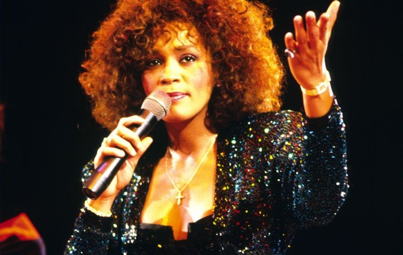 DETALIUL PERVERS care i-a scârbit pe FANI! CE A FĂCUT un POLIŢIST cu CADAVRUL lui WHITNEY HOUSTON!