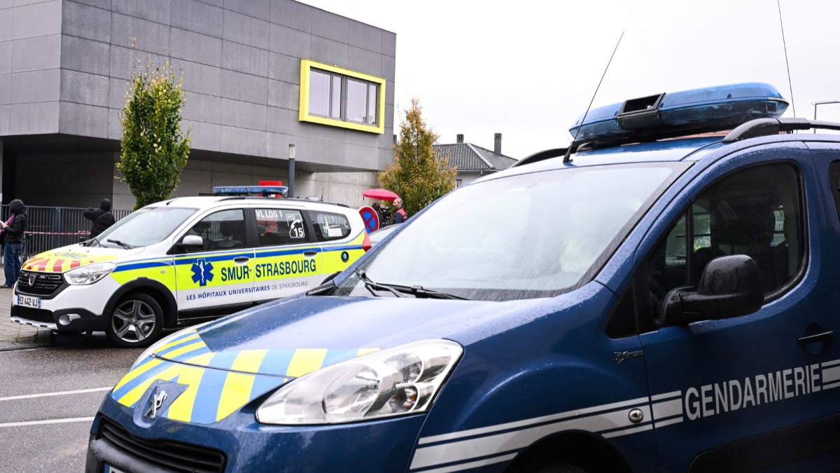 O mașină de poliție și jandarmerie la liceul din Benfeld, Franța