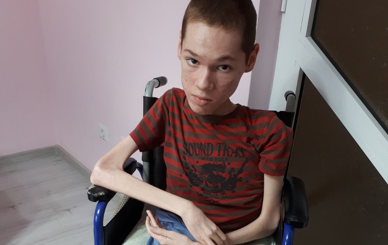Ovidiu riscă să moară sufocat, dacă nu este operat urgent în Spania. Băiatul de 15 ani, bolnav de distrofie musculară Duchenne, are nevoie de 96.000 de euro