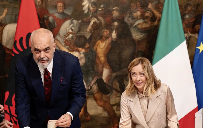 Italia va construi în Albania centre pentru procesarea migranților. Opoziția acuză un plan „înspăimântător” și „un Guantanamo italian”