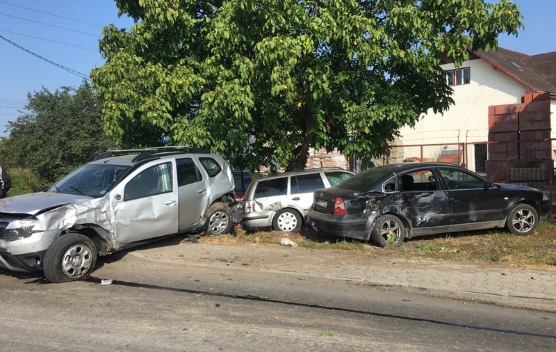 Șase persoane, rănite într-un accident grav la ieșire din Reghin. O gravidă, printre victime