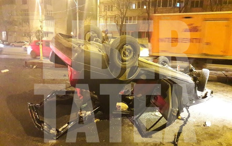 Accident pe Calea Griviței. O mașină s-a răsturnat în mijlocul drumului / FOTO & VIDEO