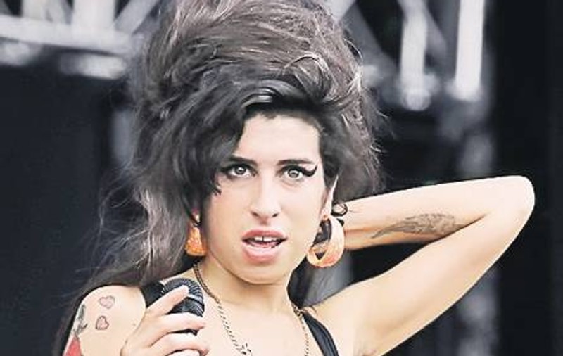 Amy Winehouse, găsită moartă în apartamentul ei din Londra
