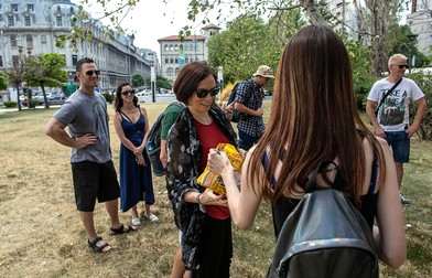 Turiștii servesc câte o ''Eugenia'' la finalul turului