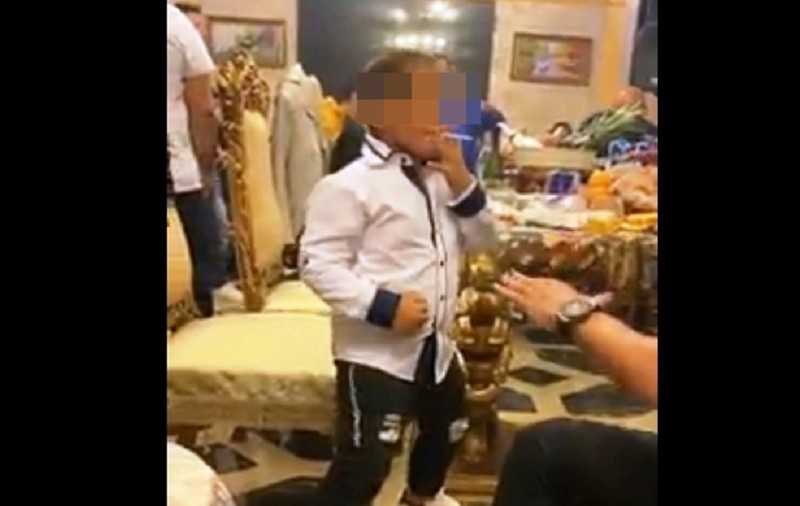 Nepotul unui temut interlop din Craiova a fost filmat când fumează, la o petrecere cu manele. Băiețelul are 6 ani
