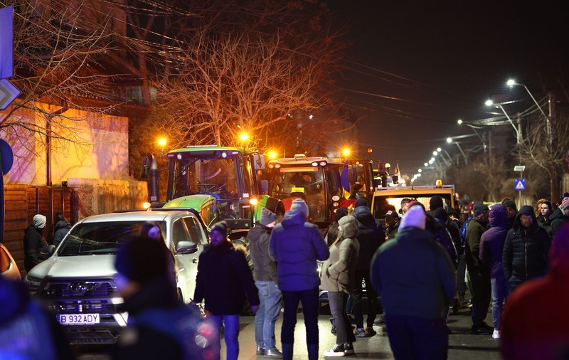 Transportatorii și fermierii, blocați de forțele de ordine să intre în Capitală, în a doua zi de proteste. Predoiu: „Trebuie să aibă autorizație”